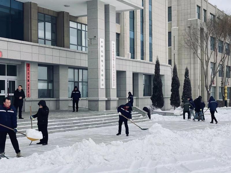 不畏嚴(yán)寒，除雪保安全出行